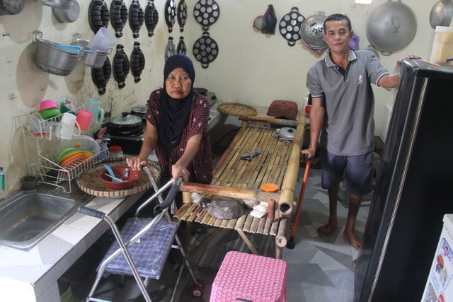Pasangan disabilitas Zaenal Rahman dan Leginah membuat kue rangi dan wingko babat, Senin (27/4/2026). Foto: Vega Maarijil Ula/kumparan