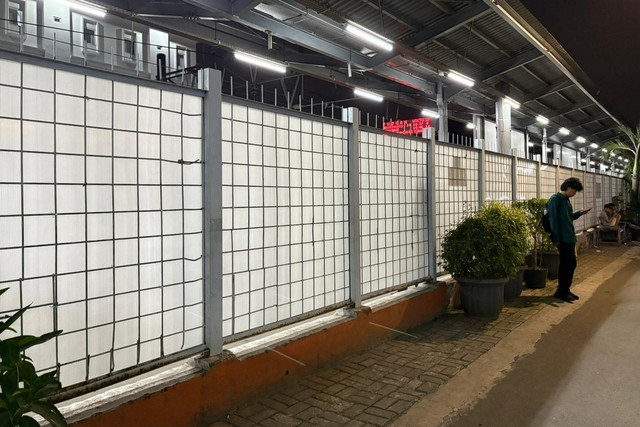 Tampak belakang pagar pembatas yang sudah ditutupi plastik fiber di Stasiun Cawang, Jakarta Selatan, Senin (27/4/2026). Foto: Nasywa Athifah/kumparan