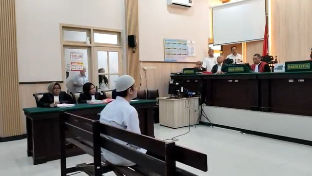 Terdakwa pembunuhan disertai mutilasi kekasihnya Alvi Maulana menjalani sidang dengan agenda sidang putusan di Pengadilan Negeri Mojokerto, Jawa Timur, Senin (27/4/2026). Foto: kumparan