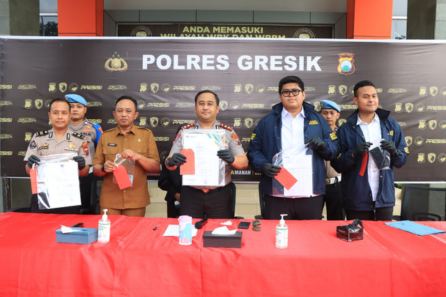 Barang bukti yang ditunjukkan saat konpers kasus penipuan SK palsu penerimaan PNS di lingkungan Pemkab Gresik. Foto: Polres Gresik