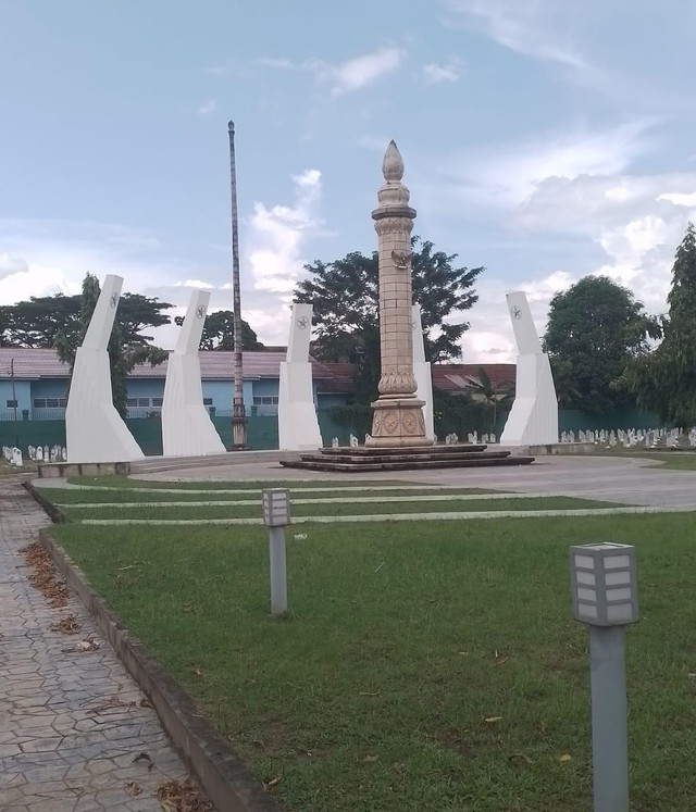 Monumen utama di Taman Makam Pahlawan Ksatria Ksetra Siguntang, Palembang, sebagai simbol penghormatan terhadap jasa para pahlawan bangsa. (Sumber: Dokumentasi pribadi)