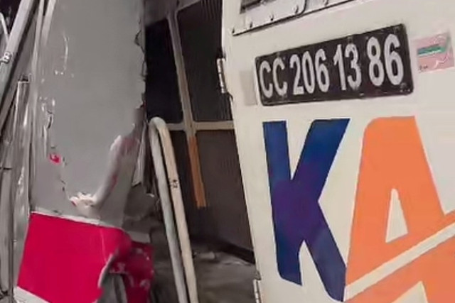Kondisi KRL Commuterline dan KA Bromo Anggrek yang terlibat kecelakaan di Stasiun Bekasi Timur, Bekasi, Senin (27/4/2026). Foto: TikTok/@Virg6