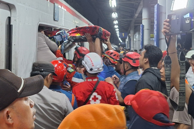 Petugas mengevakuasi penumpang yang menjadi korban kecelakaan KRL Commuterline dan KA Bromo Anggrek di Stasiun Bekasi Timur, Bekasi, Senin (27/4/2026). Foto: Dok. Istimewa