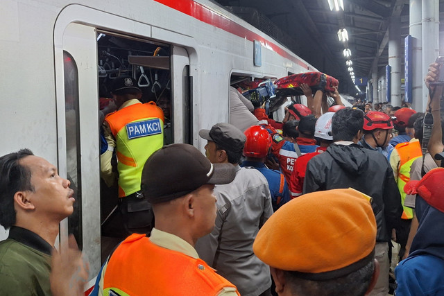 Petugas mengevakuasi penumpang yang menjadi korban kecelakaan KRL Commuterline dan KA Bromo Anggrek di Stasiun Bekasi Timur, Bekasi, Senin (27/4/2026). Foto: Dok. Istimewa
