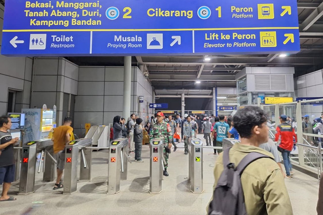 Suasana evakuasi korban kecelakaan KRL Commuterline dan KA Bromo Anggrek di Stasiun Bekasi Timur, Bekasi, Senin (27/4/2026). Foto: Aurelia Lucretie/kumparan