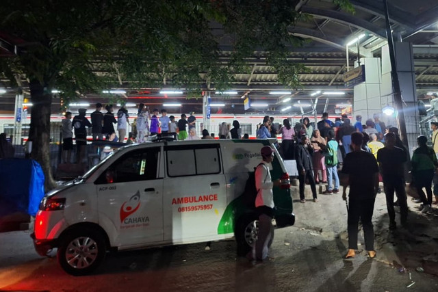 Suasana evakuasi korban kecelakaan KRL Commuterline dan KA Bromo Anggrek di Stasiun Bekasi Timur, Bekasi, Senin (27/4/2026). Foto: Aurelia Lucretie/kumparan