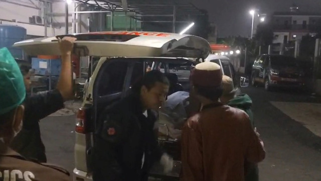 Jenazah korban tabrakan kereta, Nurhayati warga Grogol dibawa pulang oleh keluarga dari RSUD Kota Bekasi, Senin (27/4/2026). Foto: kumparan