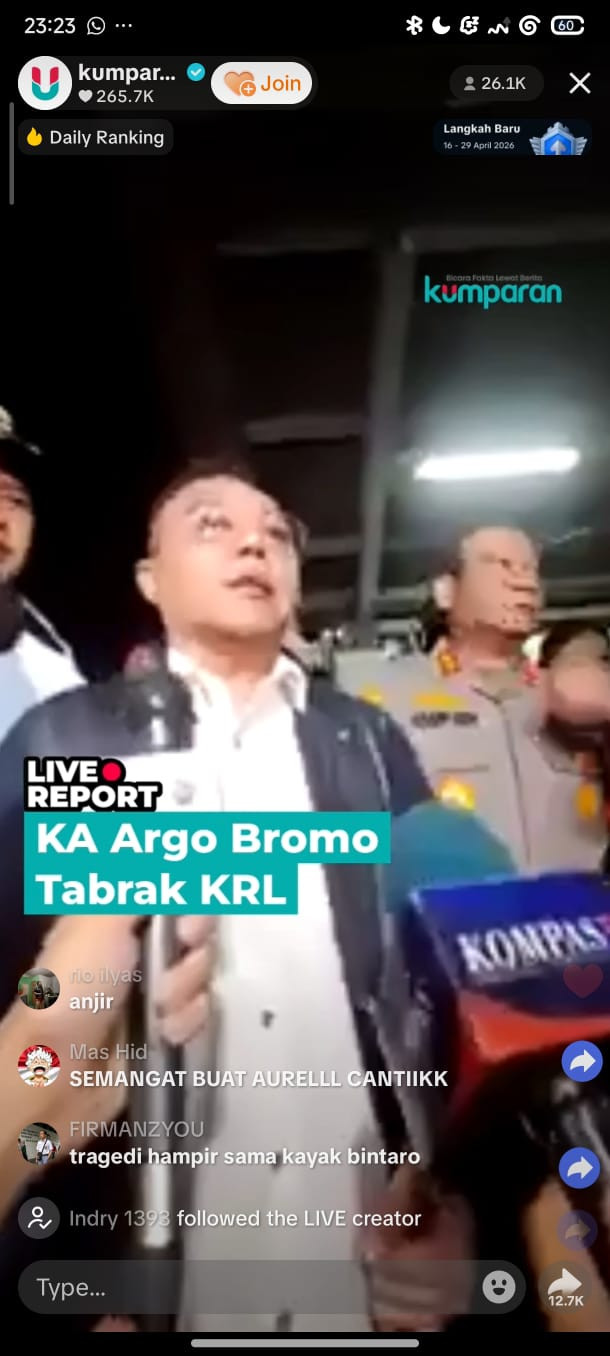 Momen Dasco di lokasi tabrakan KA Argo Bromo vs KRL, disiarkan live di TikTok kumparan. Dok: kumparan
