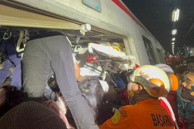Tim SAR melakukan evakuasi korban kecelakaan KRL Commuterline dan KA Bromo Anggrek di Stasiun Bekasi Timur, Bekasi, Senin (27/4/2026). Foto: SAR Jakarta