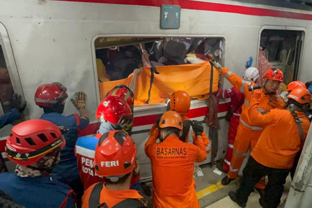 Tim SAR melakukan evakuasi korban kecelakaan KRL Commuterline dan KA Bromo Anggrek di Stasiun Bekasi Timur, Bekasi, Senin (27/4/2026). Foto: SAR Jakarta