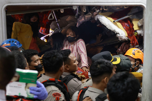 Petugas mengevakuasi korban yang terjebak di dalam gerbong KRL Commuterline yang bertabrakan dengan KA Argo Bromo Anggrek relasi Gambir-Surabaya Pasar Turi di Stasiun Bekasi Timur, Bekasi, Jawa Barat, Senin (27/4/2026). Foto: Dhemas Reviyanto/ANTARA FOTO