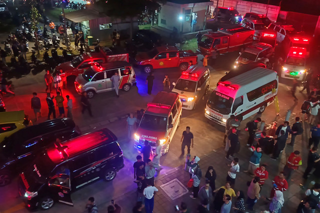 Mobil ambulans terparkir saat evakuasi kecelakaan kereta rel listrik (KRL) Commuter Line dengan kereta jarak jauh di Stasiun Bekasi Timur, Bekasi, Jawa Barat, Senin (27/4/2026). Foto: Paramayuda/ANTARA FOTO