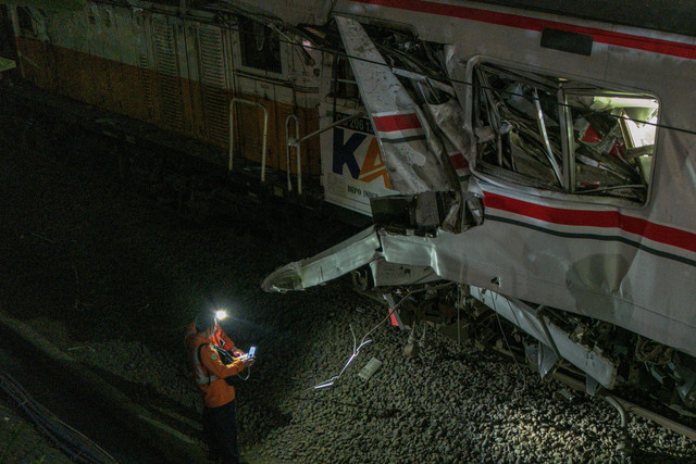 Petugas memeriksa kondisi gerbong KRL Commuterline yang bertabrakan dengan KA Argo Bromo Anggrek relasi Gambir-Surabaya Pasar Turi di Stasiun Bekasi Timur, Bekasi, Jawa Barat, Senin (27/4/2026). Foto: Darryl Ramadhan/ANTARA FOTO
