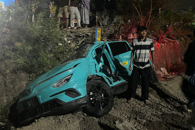 Kondisi taksi online yang terlibat kecelakaan dengan KRL Commuterline di Bekasi Timur, Senin (27/4/2026). Foto: Sena Pratama/kumparan