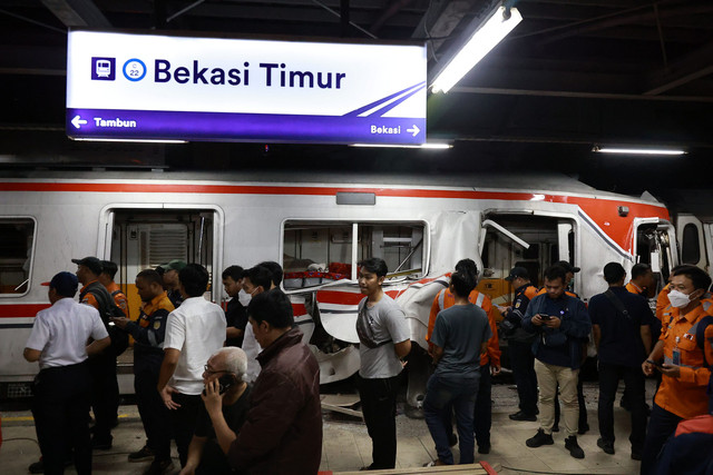 Kondisi gerbong KRL Commuterline yang bertabrakan dengan KA Argo Bromo Anggrek relasi Gambir-Surabaya Pasar Turi di Stasiun Bekasi Timur, Bekasi, Jawa Barat, Senin (27/4/2026).
 Foto: Dhemas Reviyanto/ANTARA FOTO