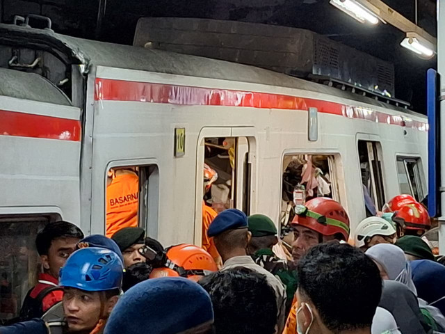 Upaya Tim SAR evakuasi penumpang KRL yang terjepit, Selasa (28/4/2026). Foto: Kevin/kumparan