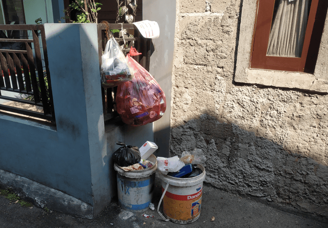 Penumpukan sampah rumah tangga di area permukiman yang berpotensi menimbulkan pencemaran lingkungan dan gangguan kesehatan. Sumber: Dokumentasi pribadi, 2026