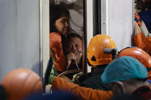 Dua penumpang yang masih terjebak di dalam gerbong KRL Commuterline mendapatkan bantuan oksigen saat proses evakuasi kecelakaan di Stasiun Bekasi Timur, Bekasi, Jawa Barat, Selasa (28/4/2026). Foto: Dhemas Reviyanto/ANTARA FOTO