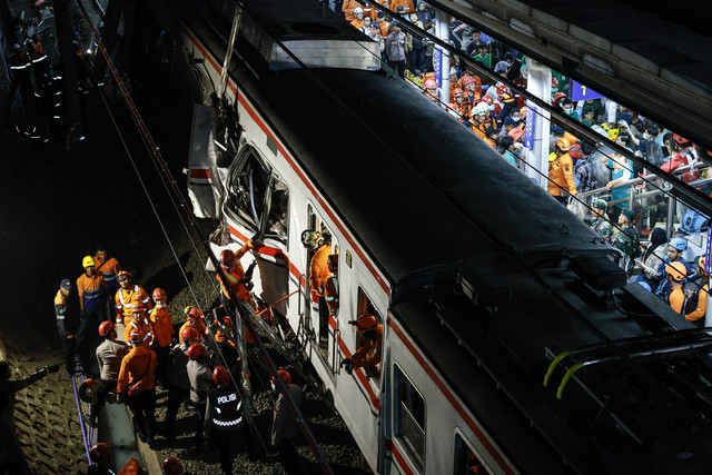Petugas berupaya mengevakuasi penumpang yang masih terjebak dalam gerbong KRL Commuterline yang bertabrakan dengan KA Argo Bromo Anggrek relasi Gambir-Surabaya Pasar Turi di Stasiun Bekasi Timur, Bekasi, Jawa Barat, Selasa (28/4/2026).  Foto: Dhemas Reviyanto/ANTARA FOTO