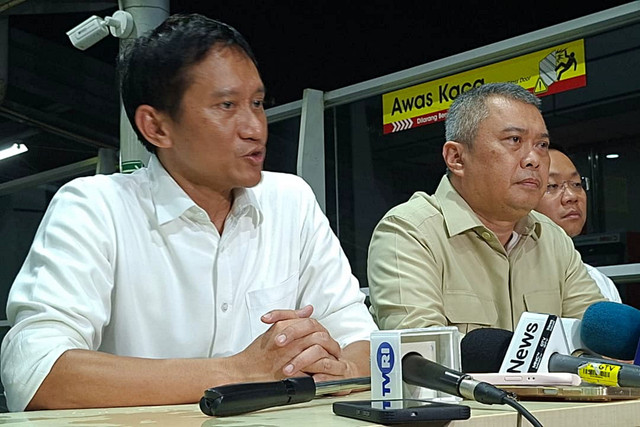 Menteri Perhubungan Dudy Purwagandhi dan Direktur Umum PT KAI Bobby Rasyidin saat konferensi pers evakuasi korban pada Selasa (28/4/2026). Foto: Kevin Daniel/kumparan