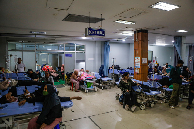 Sejumlah korban kecelakaan antara KRL Commuterline dengan KA Argo Bromo Anggrek relasi Gambir-Surabaya Pasar Turi dirawat di ruang IGD Rumah Sakit Umum Daerah (RSUD) Bekasi, Jawa Barat, Selasa (28/4/2026). Foto: Asprilla Dwi Adha/ANTARA FOTO