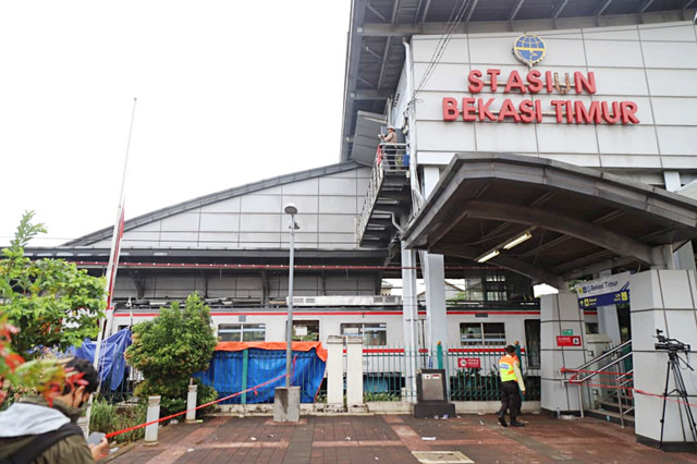 Wujud tabrakan antara Kereta dan KRL di Stasiun Bekasi Timur, Bekasi, Jawa Barat, Selasa (28/4/2026). Foto: Iqbal Firdaus/kumparan