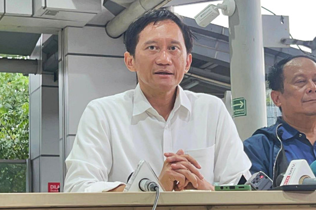 Direktur Utama (Dirut) PT KAI Bobby Rasyidin saat jumpa pers update penanganan kecelakaan KRL Commuter Line dengan KA Argo Bromo Anggrek di Stasiun Bekasi Timur, Jawa Barat, Selasa (28/4/2026). Foto: Nauval Pratama/kumparan