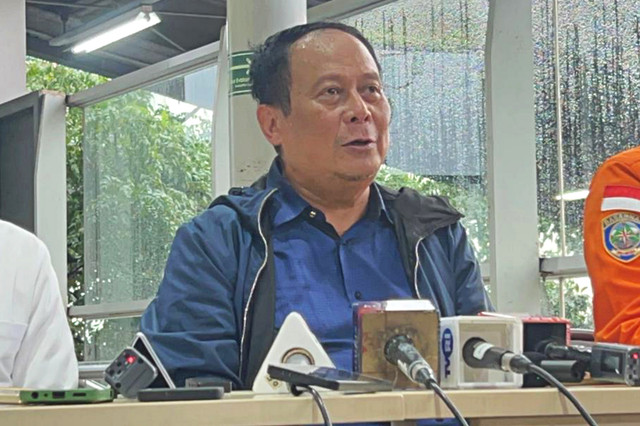 Wakil Menteri Perhubungan Suntana saat jumpa pers update penanganan kecelakaan KRL Commuter Line dengan KA Argo Bromo Anggrek di Stasiun Bekasi Timur, Jawa Barat, Selasa (28/4/2026). Foto: Nauval Pratama/kumparan