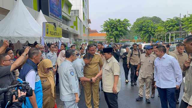 Presiden RI Prabowo Subianto mendatangi RSUD Bekasi bersama Seskab dan mensesneg, Selasa (28/4/2026). Foto: Rayyan/Kumparan