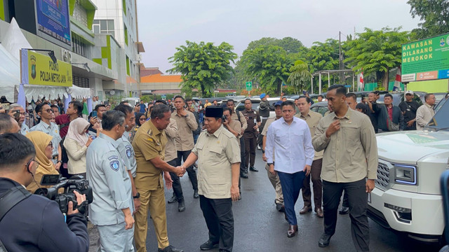 Presiden RI Prabowo Subianto mendatangi RSUD Bekasi bersama Seskab dan Mensesneg, Selasa (28/4/2026). Foto: Rayyan/Kumparan