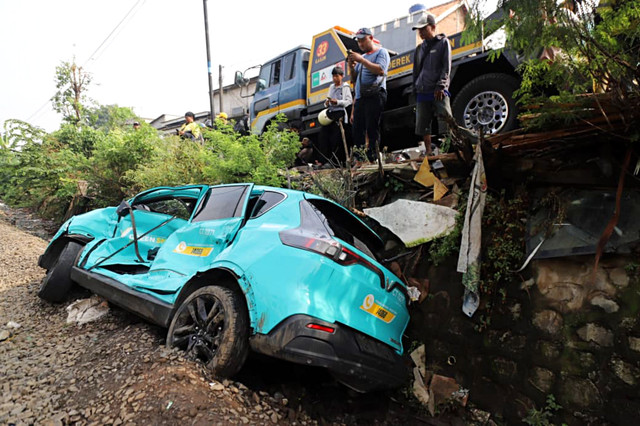 Kondisi taksi listrik yang rusak usai mengalami kecelakaan dengan KRL Commuter Line di Bekasi Timur, Bekasi, Jawa Barat, Selasa (28/4/2026). Foto: Iqbal Firdaus/kumparan