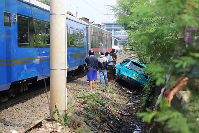 Wujud taksi online yang mogok di perlintasan kereta di dekat Stasiun Bekasi Timur. Foto: Iqbal Firdaus/kumparan