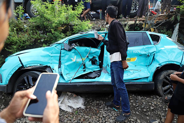 Wujud taksi online yang mogok diperlintasan kereta di dekat Stasiun Bekasi Timur. Foto: Iqbal Firdaus/kumparan