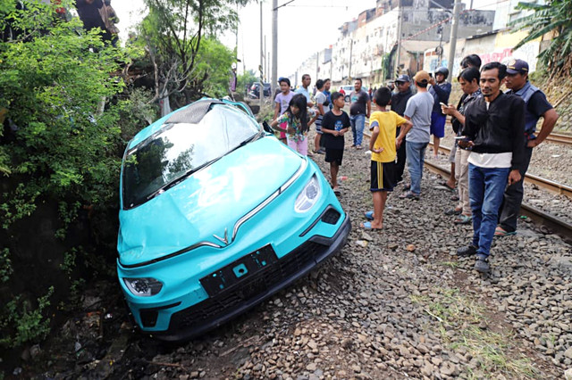 Wujud taksi online yang mogok di perlintasan kereta di dekat Stasiun Bekasi Timur. Foto: Iqbal Firdaus/kumparan