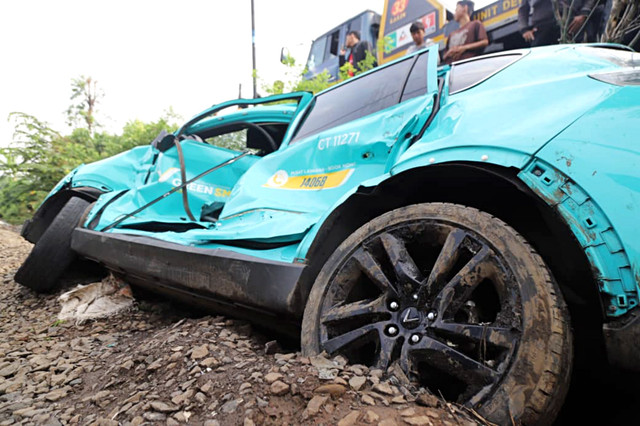 Wujud taksi online yang mogok diperlintasan kereta di dekat Stasiun Bekasi Timur. Foto: Iqbal Firdaus/kumparan