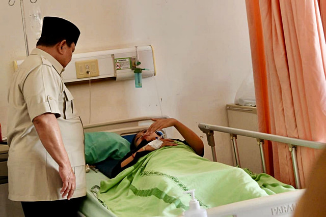 Presiden Prabowo Subianto menjenguk korban kecelakaan tabrakan kereta api yang dirawat di RSUD dr. Chasbullah Abdulmadjid, Kota Bekasi, pada Selasa pagi (28/4/2026). Foto: Dok. Biro Pers, Media, dan Informasi Sekretariat Presiden
