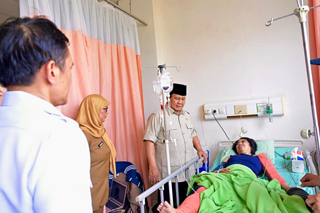 Presiden Prabowo Subianto menjenguk korban kecelakaan tabrakan kereta api yang dirawat di RSUD dr. Chasbullah Abdulmadjid, Kota Bekasi, pada Selasa pagi (28/4/2026). Foto: Dok. Biro Pers, Media, dan Informasi Sekretariat Presiden