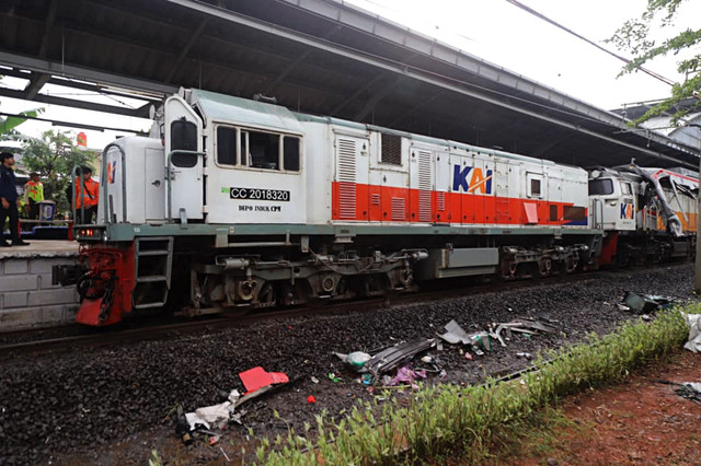 Wujud tabrakan antara Kereta dan KRL di Stasiun Bekasi Timur, Bekasi, Jawa Barat, Selasa (28/4/2026). Foto: Iqbal Firdaus/kumparan