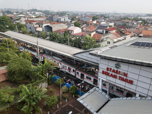 Foto udara kondisi gerbong KRL Commuterline dan KA Argo Bromo Anggrek relasi Gambir-Surabaya Pasar Turi pascakecelakaan di Stasiun Bekasi Timur, Bekasi, Jawa Barat, Selasa (28/4/2026). Foto: Fakhri Hermansyah/ANTARA FOTO
