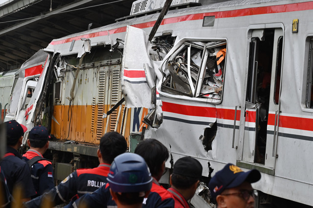 Petugas mengamati kondisi gerbong KRL Commuterline dan KA Argo Bromo Anggrek relasi Gambir-Surabaya Pasar Turi pascakecelakaan di Stasiun Bekasi Timur, Bekasi, Jawa Barat, Selasa (28/4/2026). Foto: Fakhri Hermansyah/ANTARA FOTO