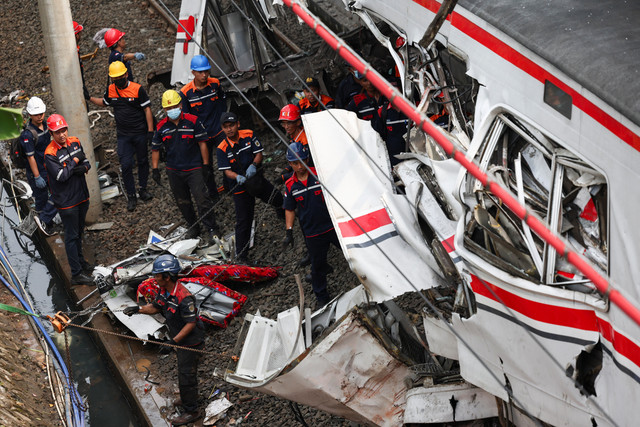Sejumlah teknisi bekerja di lokasi kejadian pascatabrakan maut yang melibatkan kereta komuter (Commuter Line) dan kereta api jarak jauh di Bekasi, pinggiran Jakarta, Indonesia, Selasa (28/04/2026) Foto: Willy Kurniawan/REUTERS