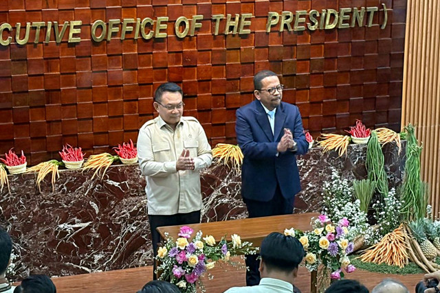 Serah Terima Jabatan (Sertijab) Kepala Staf Kepresidenan RI dari Muhammad Qodari (kanan) kepada Jenderal TNI (Purn) Dudung Abdurachman (kiri) di Gedung Bina Graha, Kompleks Istana Kepresidenan, Jakarta, Selasa (28/4/2026). Foto: Zamachsyari/kumparan