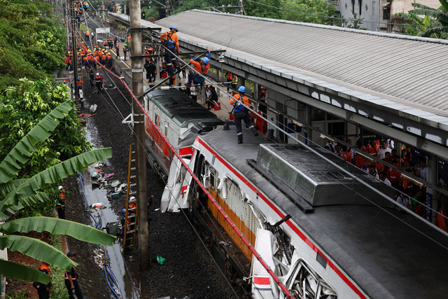 Tim penyelamat dan teknisi bekerja bahu-membahu di lokasi kejadian pascatabrakan maut antara kereta komuter (Commuter Line) dan kereta api jarak jauh di Bekasi, pinggiran Jakarta, Selasa (28/04/2026). Foto: Willy Kurniawan/REUTERS