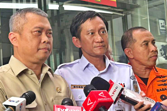 Menhub Dudy Purwagandhi, Dirut PT KAI Bobby Rasyidin, dan Kepala Basarnas Marsekal Madya TNI Mohammad Syafii dalam jumpa pers update penanganan kecelakaan KRL Commuter Line dan KA Argo Bromo Anggrek di Stasiun Bekasi Timur, Jabar, Selasa (28/4/2026). Foto: Nauval Pratama/kumparan