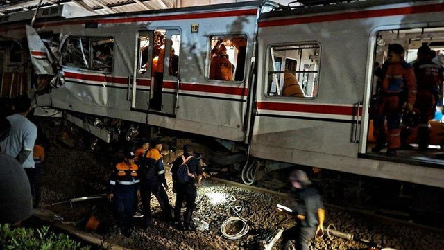 Foto: Sejumlah petugas mengevakuasi korban kecelakaan KRL jurusan Cikarang yang bertabrakan dengan Kereta Api (KA) Jarak Jauh Argo Bromo Anggrek di stasiun Bekasi Timur, Jawa Barat, Senin (27/4/2026). ΑNTARA/Siti Nurhaliza/aa