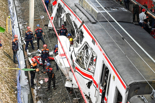 Petugas mengevakuasi gerbong KRL Commuterline dan KA Argo Bromo Anggrek relasi Gambir-Surabaya Pasar Turi pascakecelakaan di Stasiun Bekasi Timur, Bekasi, Jawa Barat, Selasa (28/4/2026). Foto: Galih Pradipta/ANTARA FOTO