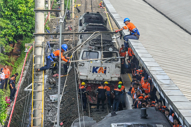 Petugas mengevakuasi gerbong KRL Commuterline dan KA Argo Bromo Anggrek relasi Gambir-Surabaya Pasar Turi pascakecelakaan di Stasiun Bekasi Timur, Bekasi, Jawa Barat, Selasa (28/4/2026). Foto: Galih Pradipta/ANTARA FOTO
