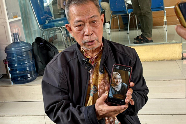 Watasirin (69), paman dari salah satu korban kecelakaan kereta di Bekasi Timur saat ditemui di Gedung DVI RS Polri, Kramat Jati, Jakarta Timur, Selasa (28/4/2026). Foto: Nasywa Athifah/kumparan