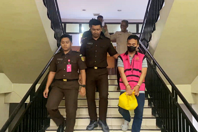 WA, seorang pria pegawai bank di Kaliasin, Surabaya, ditangkap Kejaksaan Negeri (Kejari) Surabaya atas dugaan korupsi penyalahgunaan pengajuan kredit dengan nama orang lain. Foto: Dok. Kejari Surabaya