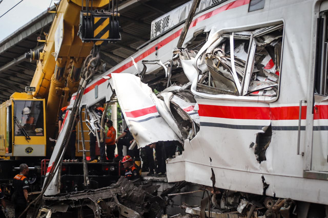 Petugas mengevakuasi gerbong KRL Commuterline dan KA Argo Bromo Anggrek relasi Gambir-Surabaya Pasar Turi pascakecelakaan di Stasiun Bekasi Timur, Bekasi, Jawa Barat, Selasa (28/4/2026). Foto: Iqbal Firdaus/kumparan